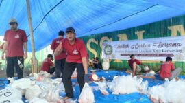 Panitia Kurban Pondok Pesantren Assalam Arya Kemuning Saat Mendistribusikan daging kurban.