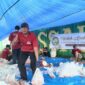 Panitia Kurban Pondok Pesantren Assalam Arya Kemuning Saat Mendistribusikan daging kurban.