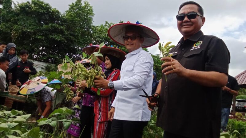 Wakil Gubernur Kalimantan Timur Seno Aji didampingi Bupati Kutai Barat Frederick Edwin dan Ketua KTNA Kaltim Ekti Imanuel Saat Meninjau Demplot PEDA KTNA XI Kaltim.