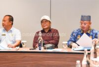 Bupati Mahulu, Bonifasius Belawan Geh Saat Menghadiri Rapat Persiapan Pelantikan Bupati-Wakil Bupati Terpilih Periode 2025-2030.