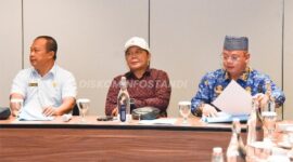 Bupati Mahulu, Bonifasius Belawan Geh Saat Menghadiri Rapat Persiapan Pelantikan Bupati-Wakil Bupati Terpilih Periode 2025-2030.