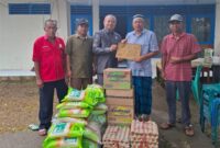 Anggota DPRD Kabupaten kutai Barat Fraksi PAN H.Nanang Aspianur Saat Menyerahkan Bantuan Musibah Kebakaran di Long Iram.
