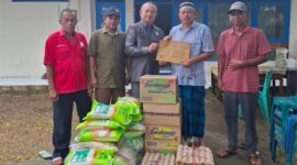 Anggota DPRD Kabupaten kutai Barat Fraksi PAN H.Nanang Aspianur Saat Menyerahkan Bantuan Musibah Kebakaran di Long Iram.