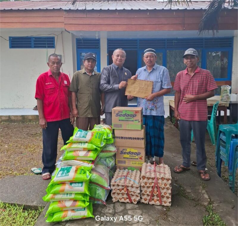 Anggota DPRD Kabupaten kutai Barat Fraksi PAN H.Nanang Aspianur Saat Menyerahkan Bantuan Musibah Kebakaran di Long Iram.