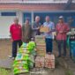 Anggota DPRD Kabupaten kutai Barat Fraksi PAN H.Nanang Aspianur Saat Menyerahkan Bantuan Musibah Kebakaran di Long Iram.