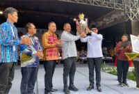 Wakil Gubernur Kalimantan Timur H.Seno Aji Bersama Wakil Ketua DPRD Kalimantan Timur Ekti Imanuel dan Bupati Kutai Barat Frederick Edwin Saat Penyerahan Piala Bergilir PEDA XI KTNA Kaltim 2025.