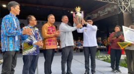 Wakil Gubernur Kalimantan Timur H.Seno Aji Bersama Wakil Ketua DPRD Kalimantan Timur Ekti Imanuel dan Bupati Kutai Barat Frederick Edwin Saat Penyerahan Piala Bergilir PEDA XI KTNA Kaltim 2025.