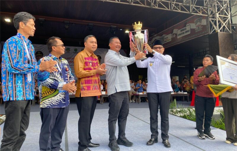 Wakil Gubernur Kalimantan Timur H.Seno Aji Bersama Wakil Ketua DPRD Kalimantan Timur Ekti Imanuel dan Bupati Kutai Barat Frederick Edwin Saat Penyerahan Piala Bergilir PEDA XI KTNA Kaltim 2025.