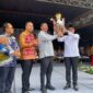 Wakil Gubernur Kalimantan Timur H.Seno Aji Bersama Wakil Ketua DPRD Kalimantan Timur Ekti Imanuel dan Bupati Kutai Barat Frederick Edwin Saat Penyerahan Piala Bergilir PEDA XI KTNA Kaltim 2025.