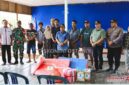 Wakil Bupati Mahakam Ulu, Drs.Yohanes Avun Saat Meninjau Langsung serta Menyerahkan Bantuan ke Lokasi Kebakaran di Long Hubung Ulu.