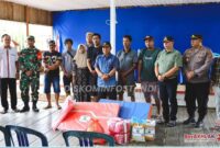 Wakil Bupati Mahakam Ulu, Drs.Yohanes Avun Saat Meninjau Langsung serta Menyerahkan Bantuan ke Lokasi Kebakaran di Long Hubung Ulu.