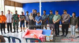 Wakil Bupati Mahakam Ulu, Drs.Yohanes Avun Saat Meninjau Langsung serta Menyerahkan Bantuan ke Lokasi Kebakaran di Long Hubung Ulu.