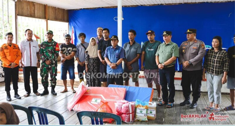 Wakil Bupati Mahakam Ulu, Drs.Yohanes Avun Saat Meninjau Langsung serta Menyerahkan Bantuan ke Lokasi Kebakaran di Long Hubung Ulu.
