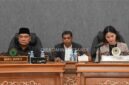 Wakil Bupati Mahakam Ulu, Drs.Yohanes Avun Bersama Ketua DPRD Mahulu Devung Paran Saat Paripurna Ranperda.