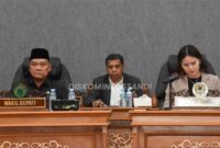 Wakil Bupati Mahakam Ulu, Drs.Yohanes Avun Bersama Ketua DPRD Mahulu Devung Paran Saat Paripurna Ranperda.