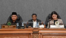 Wakil Bupati Mahakam Ulu, Drs.Yohanes Avun Bersama Ketua DPRD Mahulu Devung Paran Saat Paripurna Ranperda.