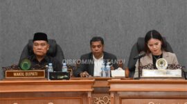 Wakil Bupati Mahakam Ulu, Drs.Yohanes Avun Bersama Ketua DPRD Mahulu Devung Paran Saat Paripurna Ranperda.