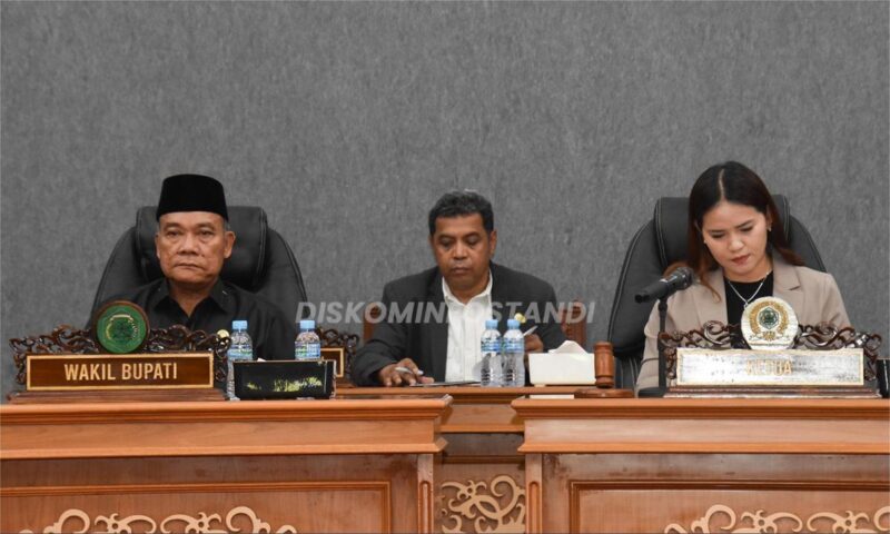 Wakil Bupati Mahakam Ulu, Drs.Yohanes Avun Bersama Ketua DPRD Mahulu Devung Paran Saat Paripurna Ranperda.