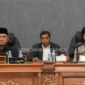 Wakil Bupati Mahakam Ulu, Drs.Yohanes Avun Bersama Ketua DPRD Mahulu Devung Paran Saat Paripurna Ranperda.