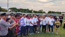 Bupati Kutai Barat Frederick Edwin didampingi Ketua DPRD Kutai Barat Ridwai Secara Resmi Menutup Perhelatan Piala Soeratin ASKAB PSSI Kutai Barat.