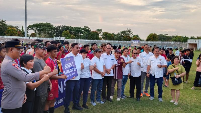 Bupati Kutai Barat Frederick Edwin didampingi Ketua DPRD Kutai Barat Ridwai Secara Resmi Menutup Perhelatan Piala Soeratin ASKAB PSSI Kutai Barat.