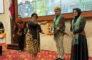 Foto : Asisten III Setkab Mahulu, Kristina Tening Saat Menyerahkan Cinderamata Kepada Letkol CZI Eko Handoyo dan Istri.