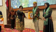 Foto : Asisten III Setkab Mahulu, Kristina Tening Saat Menyerahkan Cinderamata Kepada Letkol CZI Eko Handoyo dan Istri.