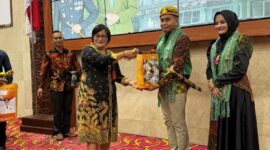 Foto : Asisten III Setkab Mahulu, Kristina Tening Saat Menyerahkan Cinderamata Kepada Letkol CZI Eko Handoyo dan Istri.