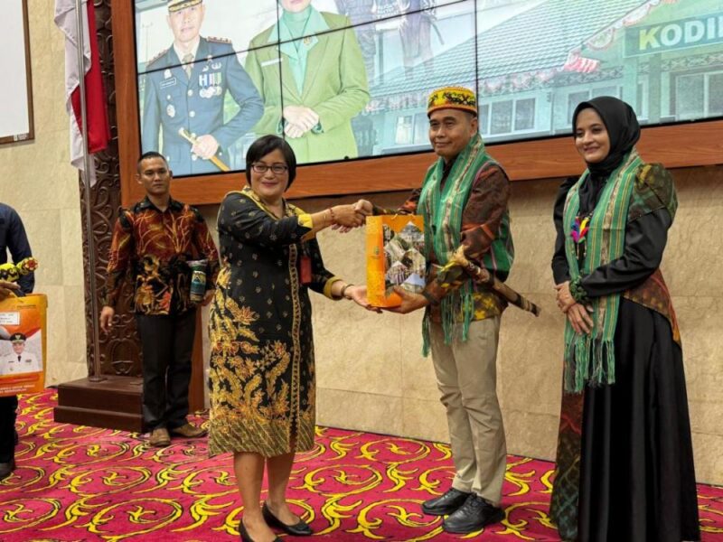 Foto : Asisten III Setkab Mahulu, Kristina Tening Saat Menyerahkan Cinderamata Kepada Letkol CZI Eko Handoyo dan Istri.