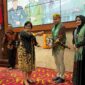 Foto : Asisten III Setkab Mahulu, Kristina Tening Saat Menyerahkan Cinderamata Kepada Letkol CZI Eko Handoyo dan Istri.