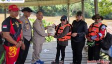 Foto : Bantuan Pangan Provinsi Kaltim Tembus Dua Kecamatan Terisolasi di Mahulu.