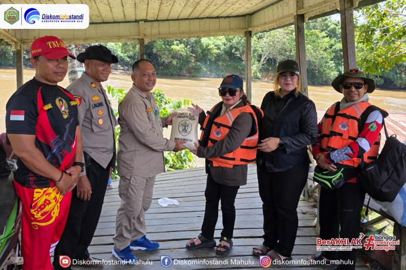 Foto : Bantuan Pangan Provinsi Kaltim Tembus Dua Kecamatan Terisolasi di Mahulu.