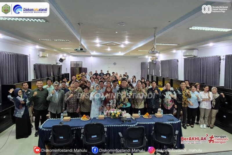 Foto Bersama Bupati Mahulu Bonifasius Belawan Geh Saat Membuka Secara Resmi Program Pasca Sarjana Kerja Sama Dengan Universitas Mulawarman (UNMUL).