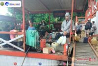 Foto : Tampak Warga Long Apari Harus Rela Mengantri Untuk Mendapatkan BBM akibat Kemarau Panjang.