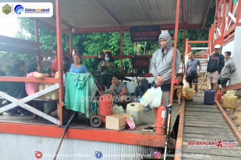 Foto : Tampak Warga Long Apari Harus Rela Mengantri Untuk Mendapatkan BBM akibat Kemarau Panjang.
