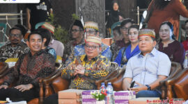 Caption : Foto Bupati Mahakam Ulu, Bonifasius Belawan Geh didampingi Sekretaris Daerah Mahakam Ulu, Drs Stephanus Madang Saat Hadiri Malam Kebersamaan Rangkaian Peringatan HUT ke-80 RI Berlangsung dengan Kebersamaan dan Kekeluargaan.
