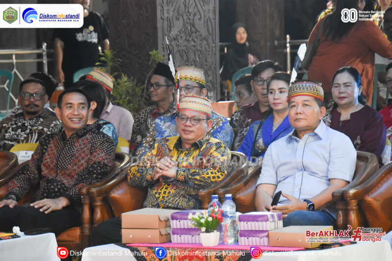 Caption : Foto Bupati Mahakam Ulu, Bonifasius Belawan Geh didampingi Sekretaris Daerah Mahakam Ulu, Drs Stephanus Madang Saat Hadiri Malam Kebersamaan Rangkaian Peringatan HUT ke-80 RI Berlangsung dengan Kebersamaan dan Kekeluargaan.