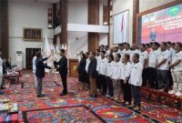 Foto : Ketua Umum KONI Provinsi Kaltim Rusdiansyah Aras tampak menyerahkan Bendera Petaka KONI kepada Ketua Umum KONI Kubar Agus Herawan.
