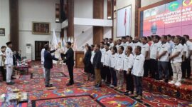 Foto : Ketua Umum KONI Provinsi Kaltim Rusdiansyah Aras tampak menyerahkan Bendera Petaka KONI kepada Ketua Umum KONI Kubar Agus Herawan.