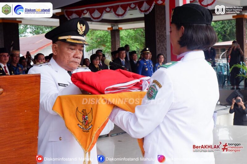 Caption : Foto Wakil Bupati Mahakam Ulu, Drs Yohanes Avun Saat Memimpin Upacara Penurunan Bendera Peringatan HUT ke-80 RI Berlangsung dengan Khidmat.