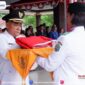 Caption : Foto Wakil Bupati Mahakam Ulu, Drs Yohanes Avun Saat Memimpin Upacara Penurunan Bendera Peringatan HUT ke-80 RI Berlangsung dengan Khidmat.