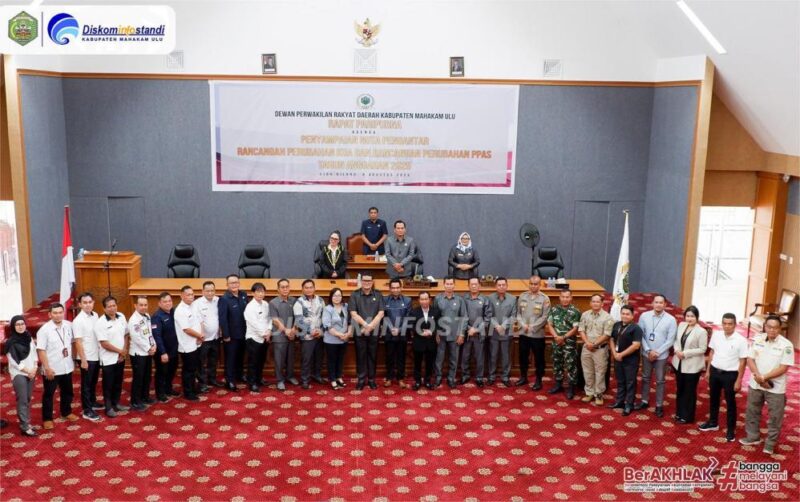 Foto Bersama Pelaksanaan Paripurna DPRD Mahulu Membahas Perubahan KUA PPAS Tahun 2025.