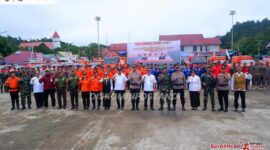 Caption : Tampak Sekretaris Daerah Kabupaten Mahakam Ulu (Mahulu), Drs Stephanus Madang Saat Memimpin Apel Siaga Karhutla.