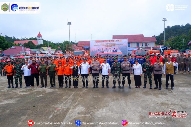 Caption : Tampak Sekretaris Daerah Kabupaten Mahakam Ulu (Mahulu), Drs Stephanus Madang Saat Memimpin Apel Siaga Karhutla.