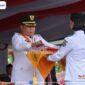 Foto Caption : Bupati Mahulu Bonifasius Belawan Geh Saat Menyerahkan Sang Saka Merah Putih untuk dikibarkan pada Upacara Peringatan HUT ke-80 RI.