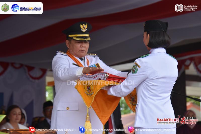 Foto Caption : Bupati Mahulu Bonifasius Belawan Geh Saat Menyerahkan Sang Saka Merah Putih untuk dikibarkan pada Upacara Peringatan HUT ke-80 RI.