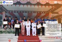 Caption Foto : Bupati Mahulu, Bonifasius Belawan Geh Foto Bersama dengan Sejumlah ASN yang Berprestasi pada Perayaan Peringatan HUT ke-80 RI.