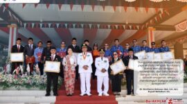 Caption Foto : Bupati Mahulu, Bonifasius Belawan Geh Foto Bersama dengan Sejumlah ASN yang Berprestasi pada Perayaan Peringatan HUT ke-80 RI.