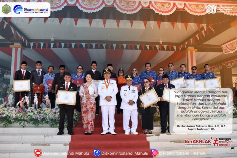 Caption Foto : Bupati Mahulu, Bonifasius Belawan Geh Foto Bersama dengan Sejumlah ASN yang Berprestasi pada Perayaan Peringatan HUT ke-80 RI.