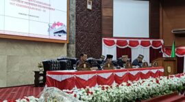 Foto Caption : Ketua DPRD Kubar Ridwai didampingi Wakil Ketua I DPRD Kubar Sepe. Wakil Ketua II DPRD Kubar Agustinus Bersama Wakil Bupati Kubar H.Nanang Adriani Saat Rapat Paripurna Istimewa Mendengarkan Pidato Kenegaraan Presiden RI Prabowo Subianto.